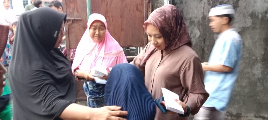 
 Ketua Garnita DPD NasDem Loteng, Baiq Susiana saat memberikan santunan kepada puluhan anak yatim piatu di Kampung Berangsak, Kelurahan Tiwu Galih, Kecamatan Praya, Kamis 9 Maret 2023.