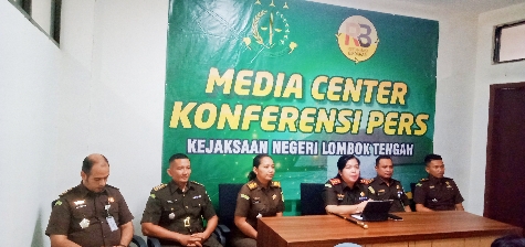 
 Kepala Kejaksaan Negeri Lombok Tengah, Nurintan M.N.O Sirait didampingi para kasi saat menggelar ramah tamah dengan awak media, Kamis 9 Maret 2023 kemarin.
