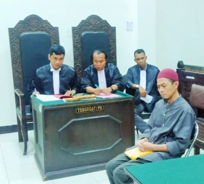 
 Mantan PPK RSUD Praya, Adi Sasmita saat mengikuti sidang kasus dugaan korupsi dana BLUD RSUD Praya dengan agenda eksepsi atau nota keberatan di Pengadilan Tipikor Mataram, kemarin.