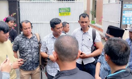 
 Kuasa Hukum Pemda Lombok Barat, Lalu Anton Hariawan usai menghadiri sidang perkara gugatan aset di Pengadilan Negeri Mataram.