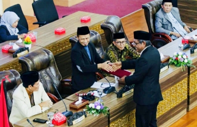 
 Jubir Gabungan Komisi, Muhalip saat menyerahkan Laporan Gabungan Komisi DPRD Terkait Pembahasan LKPJ Kepala Daerah kepada Pimpinan DPRD Lombok Tengah.