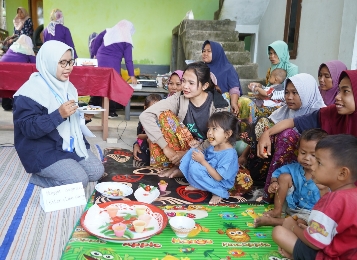 
 ITDC saat menggelar kegiatan melawan stunting melalui program Dapur Sehat Atasi Stunting di Dusun Songgung, Desa Mertak, Kecamatan Pujut, Lombok Tengah.