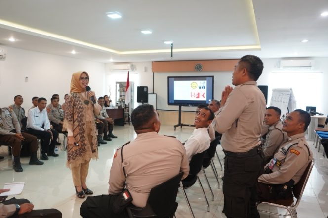 
 Tim Security Guard ITDC saat diberikan pelatihan di kantor ITDC Kabupaten Lombok Tengah, Senin 10 Juli kemarin.