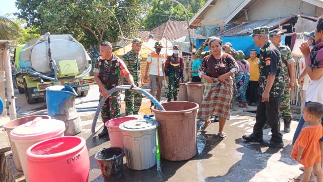 
 Anggota Kodim 1620/Loteng saat menyalurkan bantuan air bersih di Dusun Kelongkong, Desa Bilelando, Kecamatan Praya Timur.