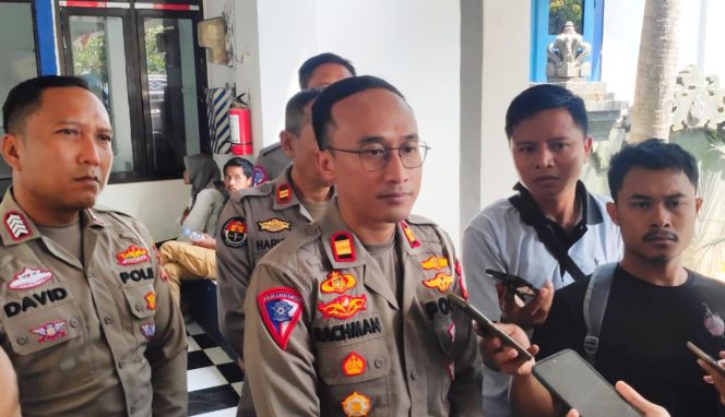 
 Kasat Lantas Polres Lombok Tengah, IPTU Abdul Rachman saat memberikan keterangan terkait penetapan tersangka kasus laka lantas di bypas Labulia.