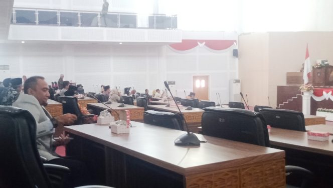 
 Lalu Arif Rahman Hakim saat berpamitan dan menyampaikan permohonan maaf melalui sidang paripurna DPRD Lombok Tengah.