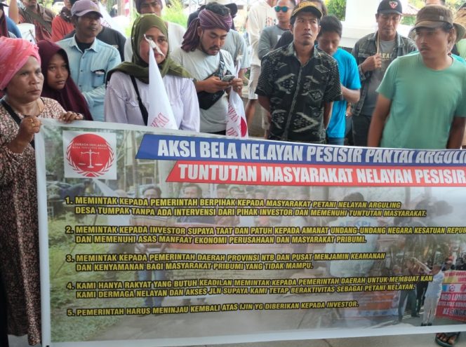 
 Puluhan warga pesisir Pantai Areguling Desa Tumpak Kecamatan Pujut saat melakukan aksi di kantor DPRD Lombok Tengah.